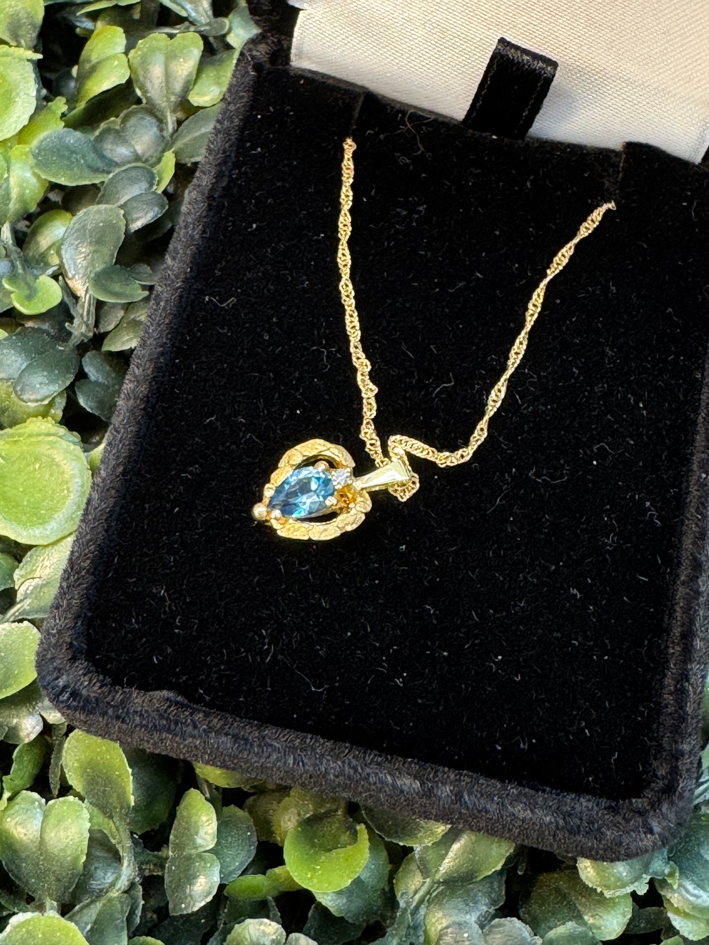 14 Karat Gold Blue Topaz Necklace & Chain